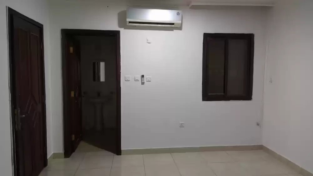 yerleşim Hazır Mülk 1 yatak odası U/F Çatı katı  kiralık içinde Doha #15412 - 1  image 