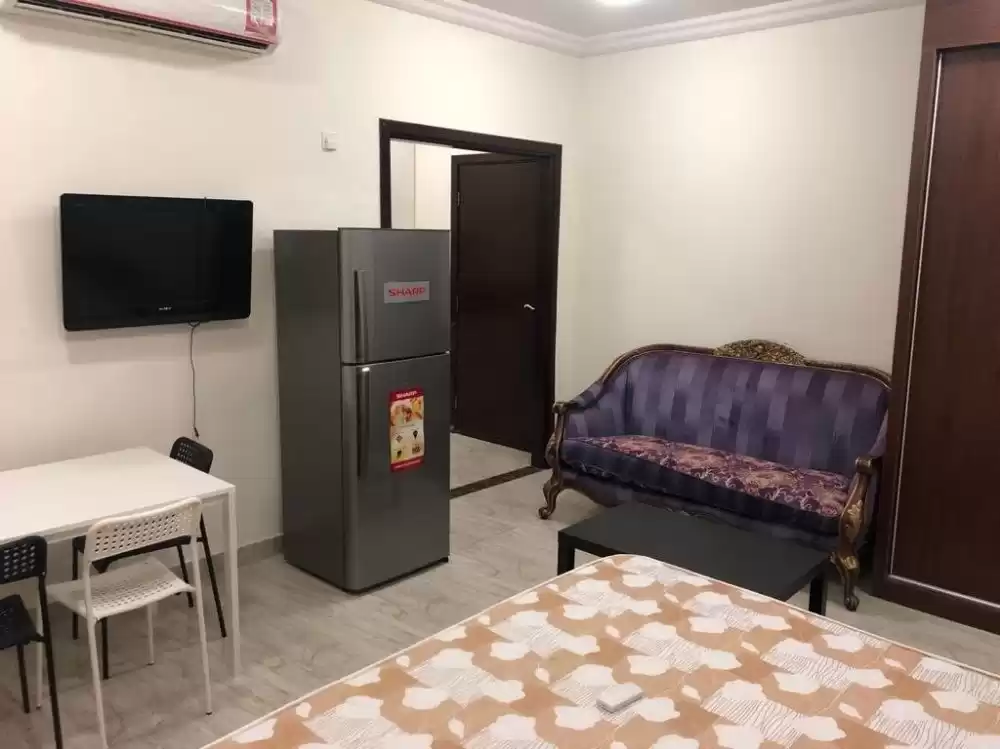 Residential Ready Property 1 Bedroom U/F Penthouse  for rent in Doha #15414 - 1  image 
