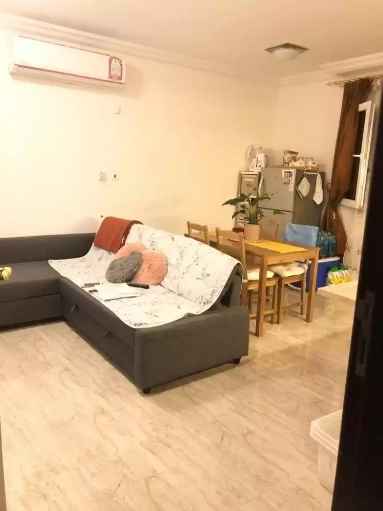 yerleşim Hazır Mülk 1 yatak odası F/F Çatı katı  kiralık içinde Doha #15417 - 1  image 