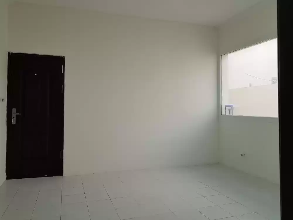 yerleşim Hazır Mülk 1 yatak odası U/F Çatı katı  kiralık içinde Doha #15422 - 1  image 