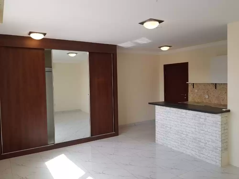 Residential Ready Property 1 Bedroom U/F Penthouse  for rent in Doha #15425 - 1  image 