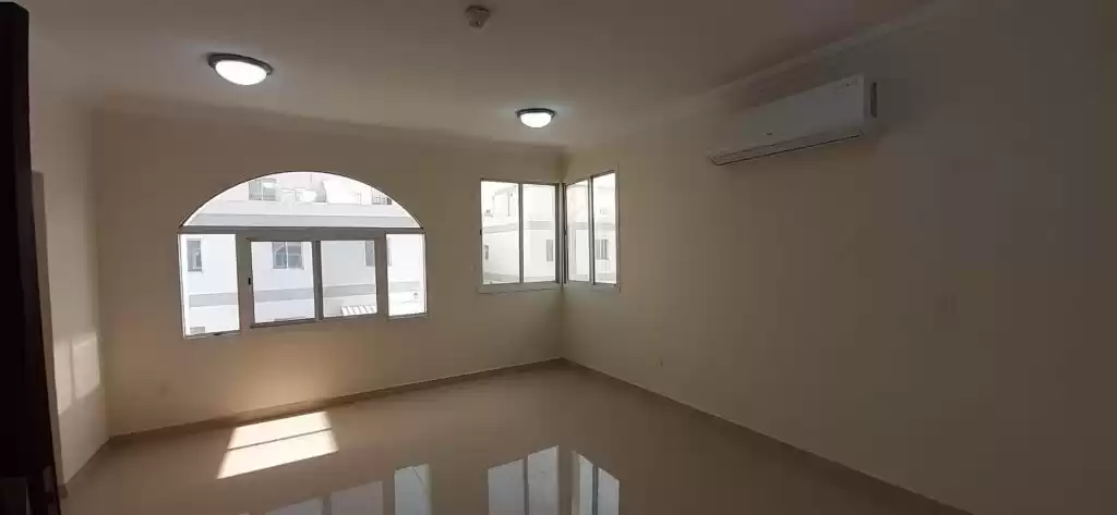 Wohn Klaar eigendom 2 Schlafzimmer S/F Wohnung  zu vermieten in Al Sadd , Doha #15537 - 1  image 