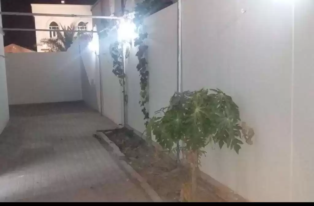 Résidentiel Propriété prête 4 chambres U / f Appartement  a louer au Doha #15580 - 1  image 