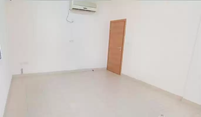 yerleşim Hazır Mülk 3 yatak odası U/F Apartman  kiralık içinde Al Sadd , Doha #15733 - 1  image 