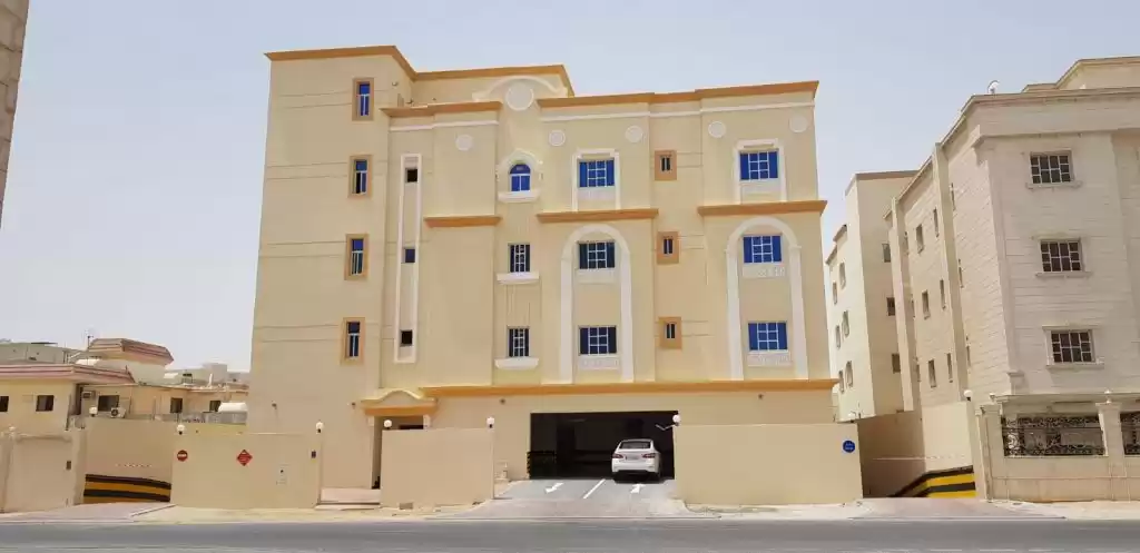 yerleşim Hazır Mülk 3 yatak odası U/F Apartman  kiralık içinde Al Sadd , Doha #15789 - 1  image 