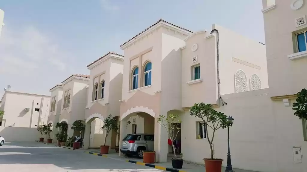 سكني عقار جاهز 3 غرف  غير مفروش فيلا في مجمع  للإيجار في السد , الدوحة #15840 - 1  صورة 