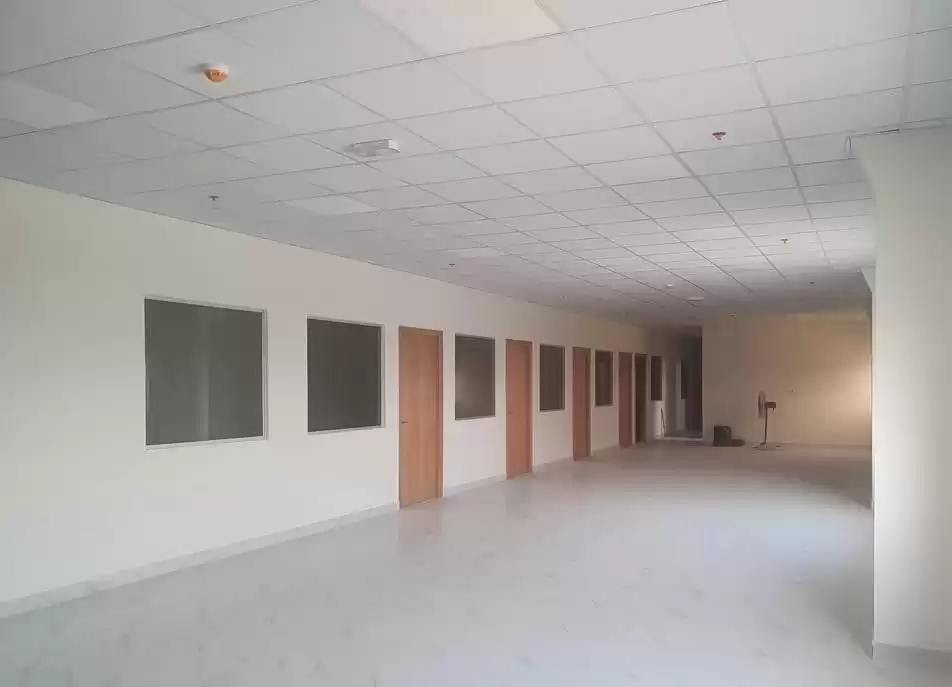 Commercial Propriété prête U / f Entrepôt  a louer au Al-Sadd , Doha #15975 - 1  image 