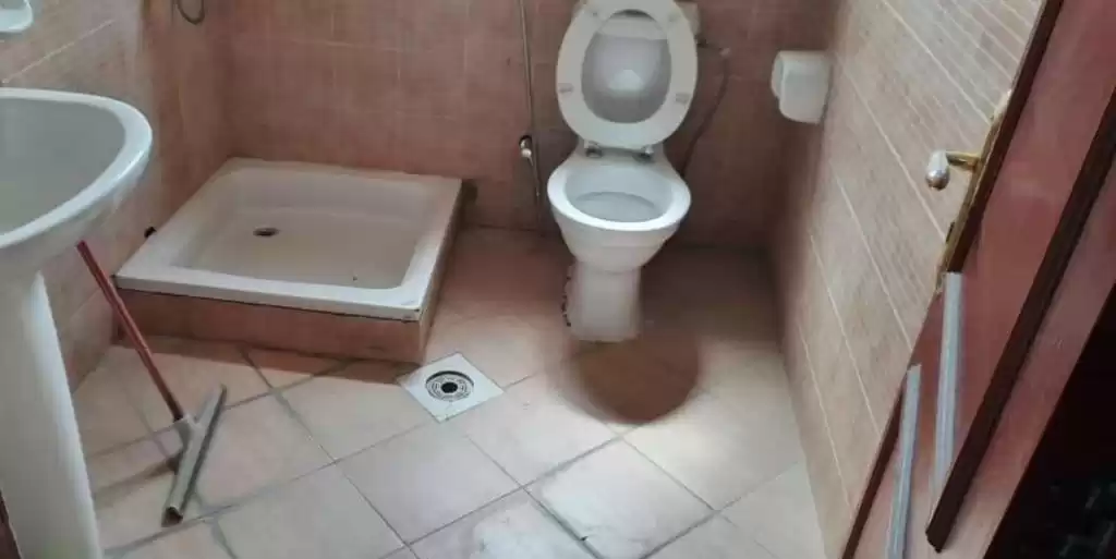 مسکونی املاک آماده 7+ اتاق خواب U/F اردوگاه کار  برای اجاره که در دوحه #16015 - 1  image 