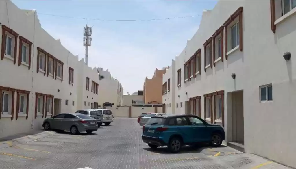 yerleşim Hazır Mülk 1 yatak odası U/F Apartman  kiralık içinde Doha #16094 - 1  image 