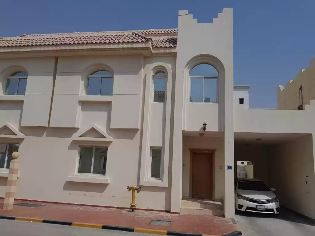 yerleşim Hazır Mülk 4 Yatak Odası U/F Müstakil Villa  kiralık içinde Al Sadd , Doha #16149 - 1  image 