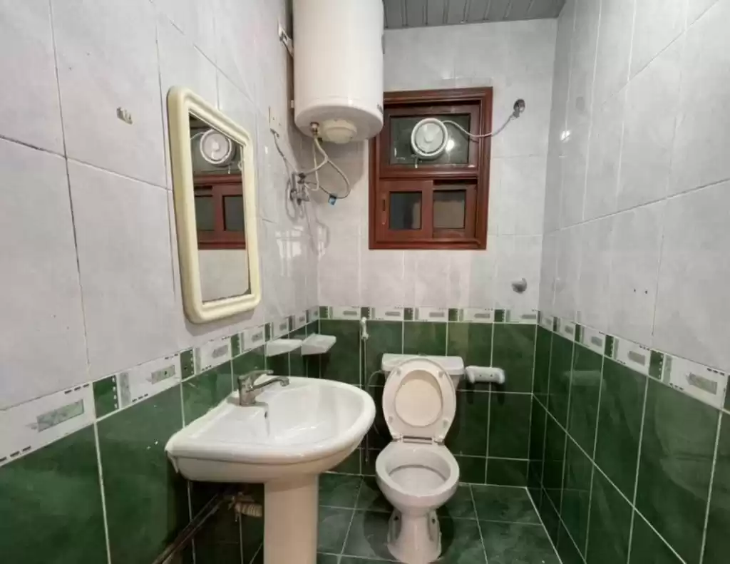 yerleşim Hazır Mülk 2 yatak odası U/F Apartman  kiralık içinde Al Sadd , Doha #16167 - 1  image 
