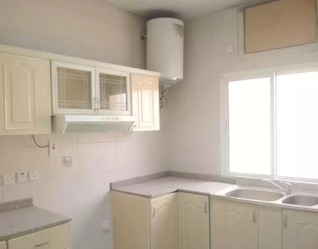 yerleşim Hazır Mülk 3 yatak odası U/F Apartman  kiralık içinde Al Sadd , Doha #16210 - 1  image 