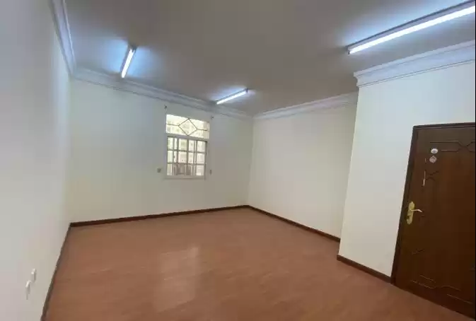 Residential Ready Property 3 Bedrooms U/F Apartment  for rent in Al Sadd , Doha #16402 - 1  image 