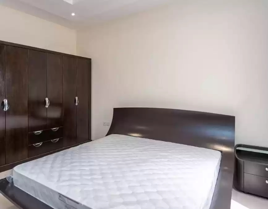 Résidentiel Propriété prête 3 chambres F / F Villa à Compound  a louer au Al-Sadd , Doha #16646 - 1  image 