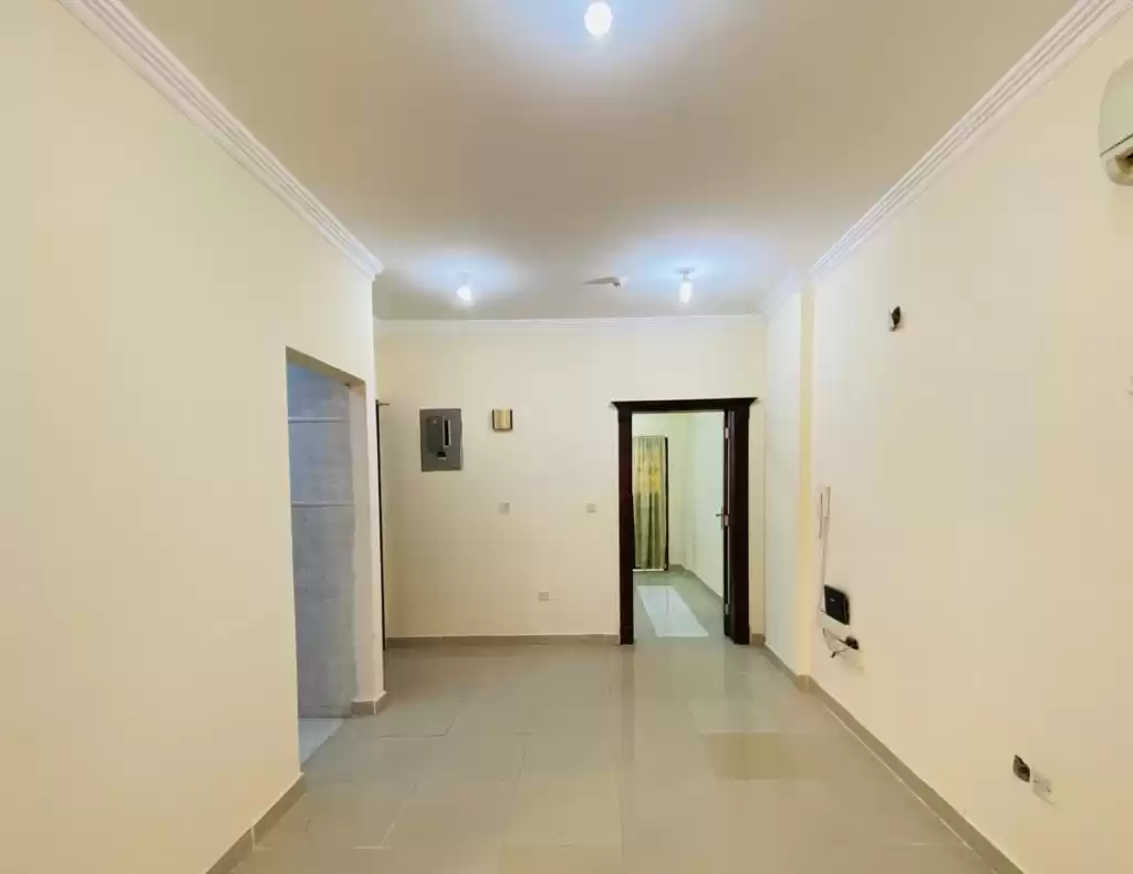 Wohn Klaar eigendom 1 Schlafzimmer U/F Wohnung  zu vermieten in Doha #16749 - 1  image 