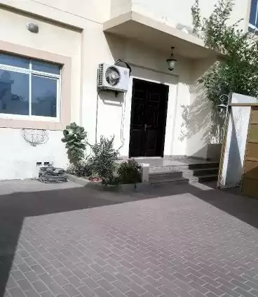 yerleşim Hazır Mülk 1 yatak odası U/F Apartman  kiralık içinde Doha #16954 - 1  image 