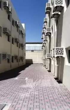 سكنية وتجارية عقار جاهز 7+ غرف  غير مفروش سكن عمال  للإيجار في الدوحة #17024 - 1  صورة 