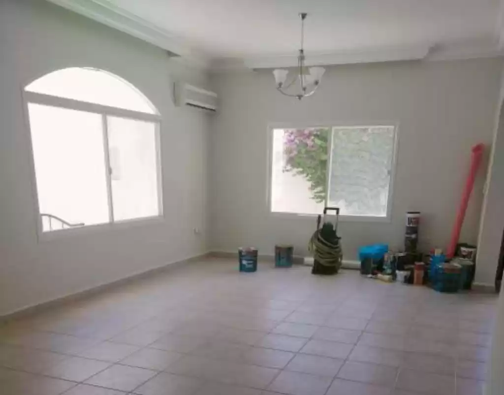 yerleşim Hazır Mülk 5 Yatak Odası U/F Müstakil Villa  kiralık içinde Al Sadd , Doha #17110 - 1  image 