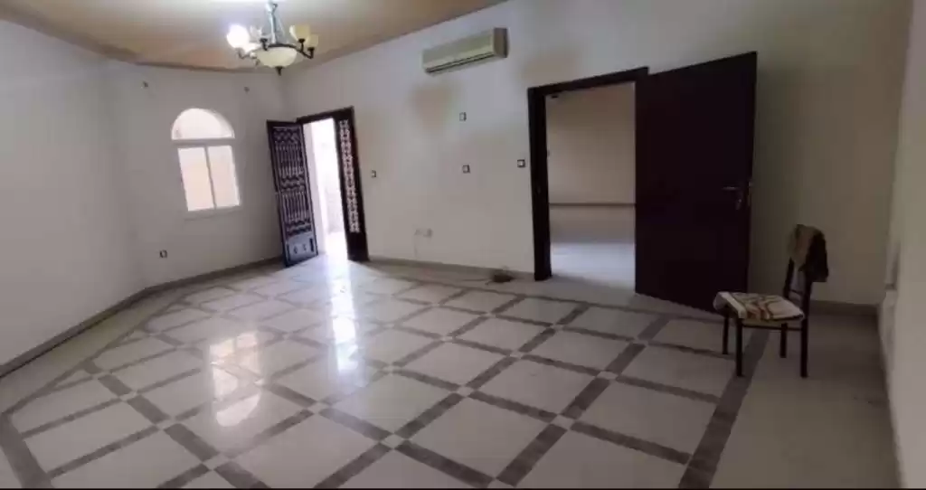 yerleşim Hazır Mülk 7 Yatak Odası U/F Müstakil Villa  kiralık içinde Doha #17379 - 1  image 