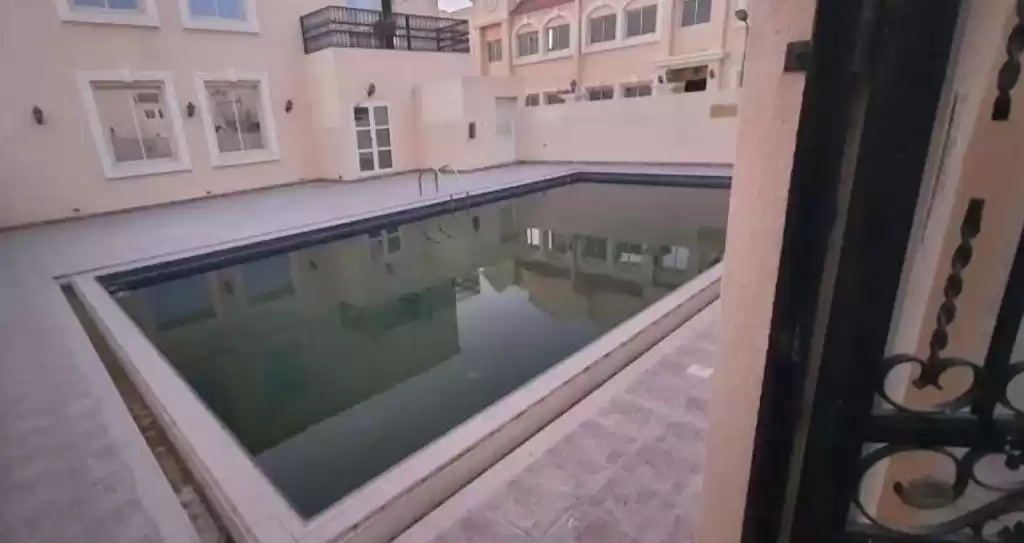 مسکونی املاک آماده 5 اتاق خواب U/F ویلا در مجتمع  برای اجاره که در دوحه #17420 - 1  image 