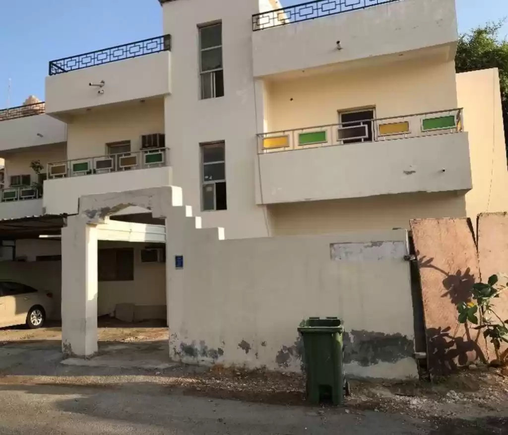 Residential Ready Property 3 Bedrooms F/F Apartment  for rent in Al Sadd , Doha #17568 - 1  image 