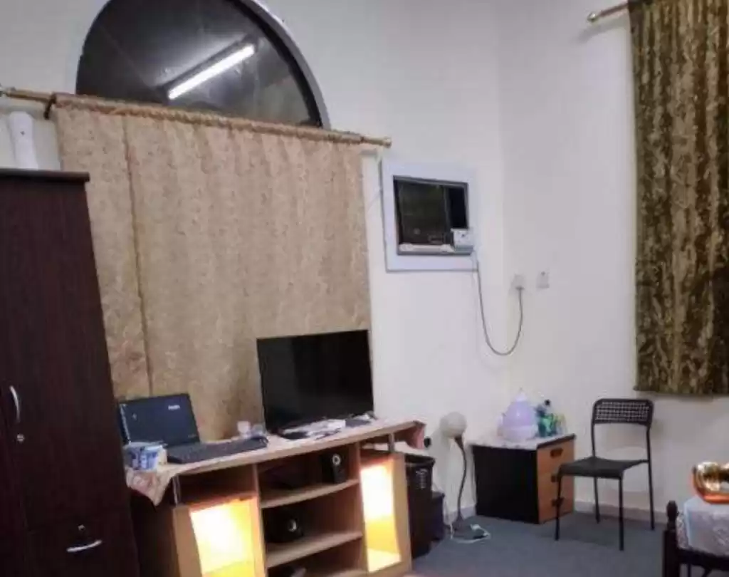 Wohn Klaar eigendom 2 Schlafzimmer U/F Wohnung  zu vermieten in Al Sadd , Doha #17581 - 1  image 