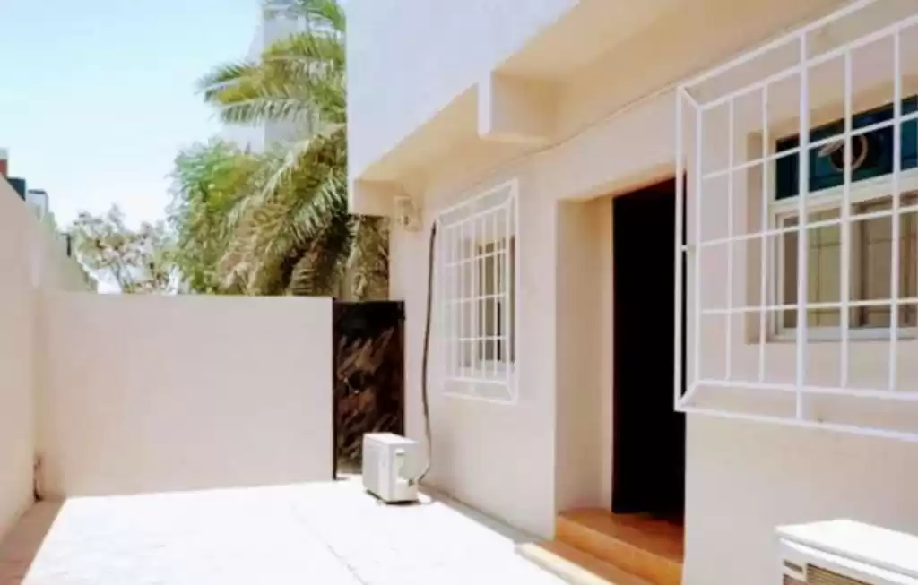 Residencial Listo Propiedad 4 habitaciones U / F Villa en Compound  alquiler en Doha #17601 - 1  image 