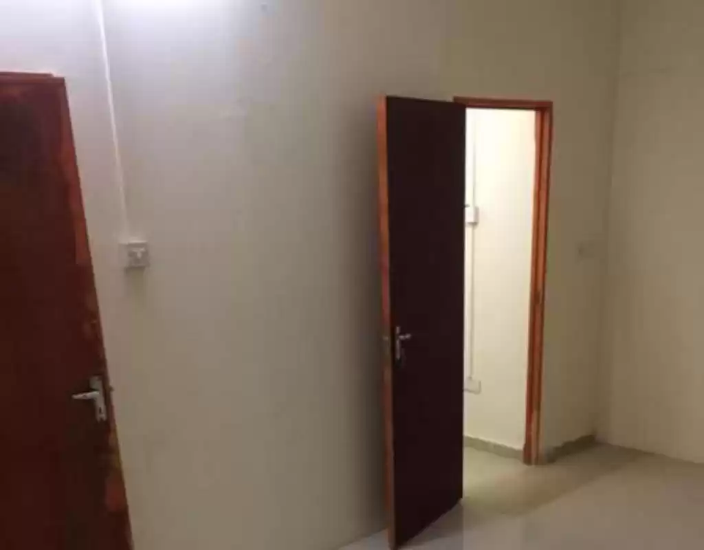 Жилой Готовая недвижимость 1 спальня Н/Ф Квартира  в аренду в Доха #17749 - 1  image 