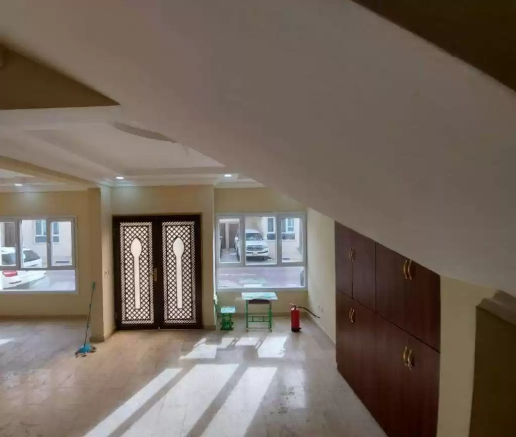 Résidentiel Propriété prête 5 chambres U / f Villa à Compound  a louer au Al-Sadd , Doha #17768 - 1  image 