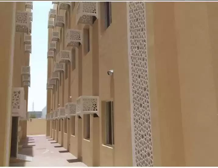 سكني عقار جاهز 7+ غرف  غير مفروش مخيم عمال  للإيجار في السد , الدوحة #17978 - 1  صورة 