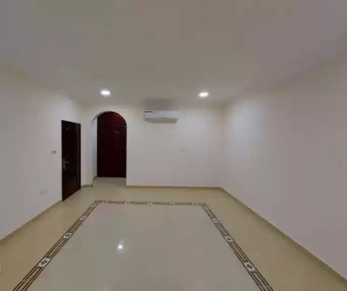Karışık kullanım Hazır Mülk 5 Yatak Odası U/F Müstakil Villa  kiralık içinde Doha #18298 - 1  image 