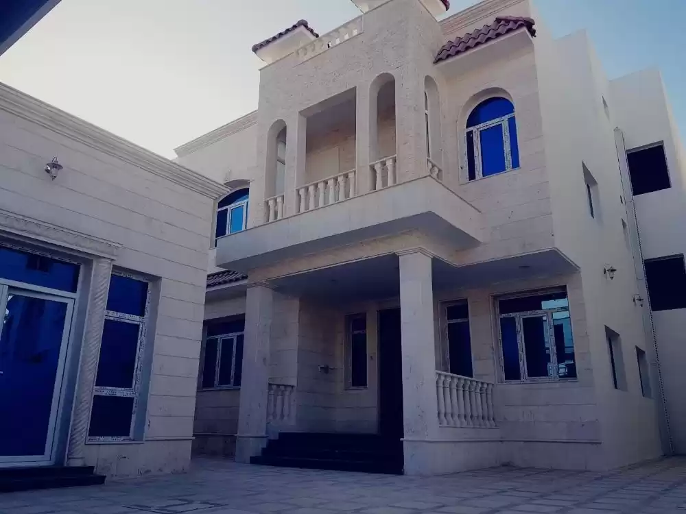 سكني عقار جاهز 7+ غرف  غير مفروش فيلا  للبيع في الدوحة #18459 - 1  صورة 