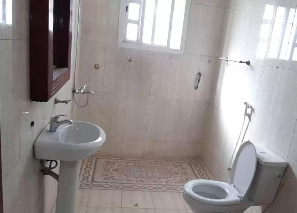 Wohn Klaar eigendom 3 Schlafzimmer U/F Wohnung  zu vermieten in Doha #19320 - 1  image 