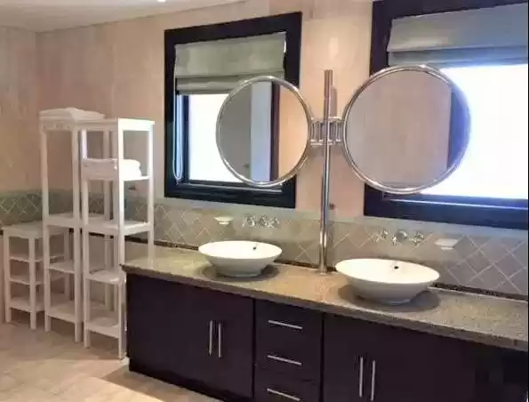 Résidentiel Propriété prête 5 chambres S / F Penthouse  a louer au Al-Sadd , Doha #19451 - 1  image 