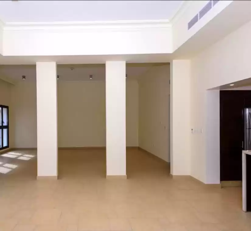 Karışık kullanım Hazır Mülk 3 yatak odası S/F şehir evi  satılık içinde Al Sadd , Doha #19518 - 1  image 
