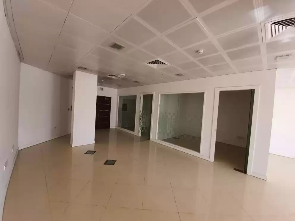 Gemischte Benutzung Klaar eigendom 7+ Schlafzimmer U/F Gebouw  zu vermieten in Doha #19984 - 1  image 