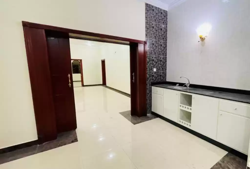 Karışık kullanım Hazır Mülk 2 yatak odası U/F Dağ evi  kiralık içinde Al Sadd , Doha #20059 - 1  image 
