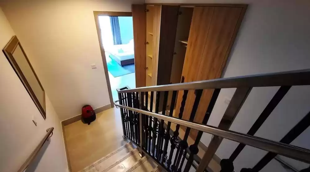 Karışık kullanım Hazır Mülk 2 yatak odası F/F Dağ evi  kiralık içinde Al Sadd , Doha #20067 - 1  image 