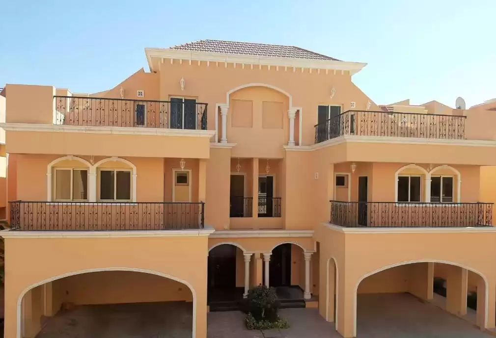 Mezclado utilizado Listo Propiedad 4 habitaciones F / F Villa en Compound  alquiler en al-sad , Doha #20107 - 1  image 
