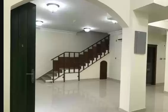 Mixte Utilisé Propriété prête 5 chambres U / f Villa à Compound  a louer au Doha #20112 - 1  image 