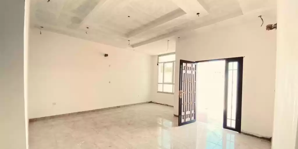 Mezclado utilizado Listo Propiedad 5 habitaciones U / F Villa en Compound  venta en al-sad , Doha #20132 - 1  image 