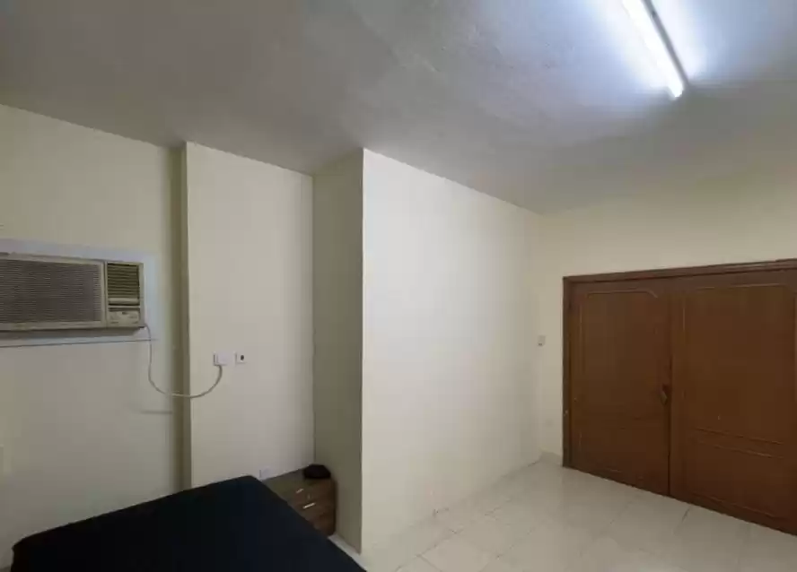 Жилой Готовая недвижимость 4 спальни Ж/Ж Размещение труда  в аренду в Доха #20312 - 1  image 