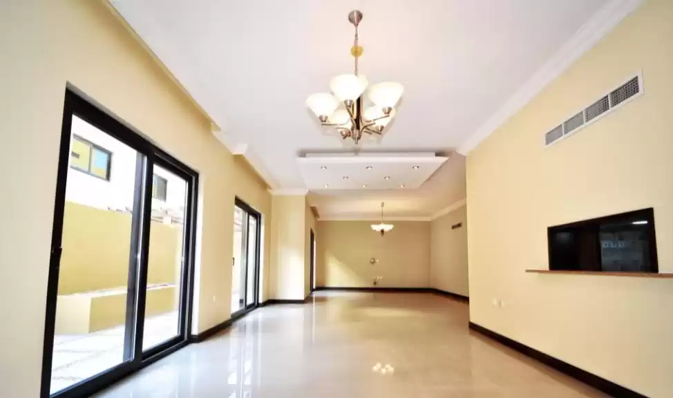 Résidentiel Propriété prête 5 chambres S / F Villa à Compound  a louer au Al-Sadd , Doha #21098 - 1  image 