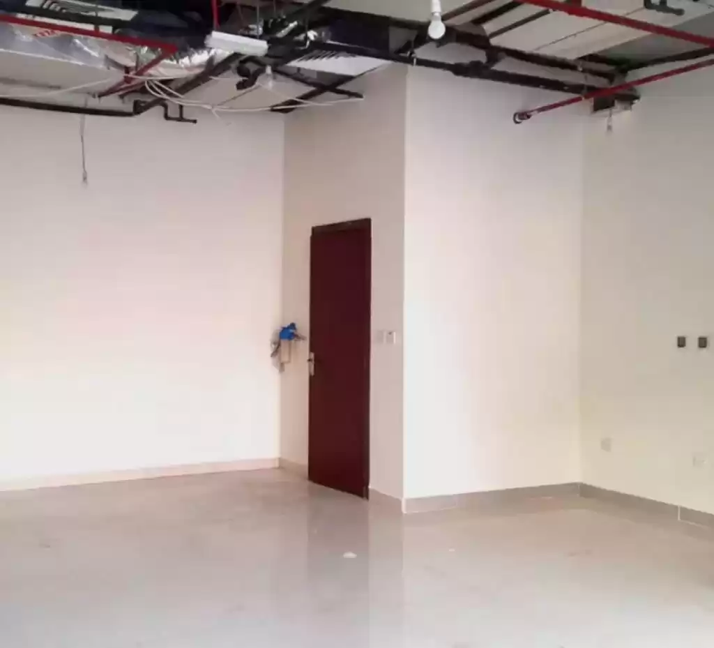 Kommerziell Klaar eigendom U/F Geschäft  zu vermieten in Doha #21142 - 1  image 