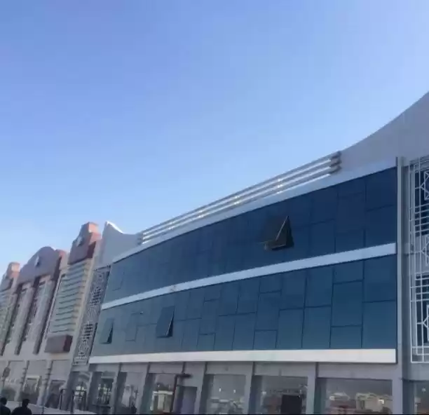تجاري عقار جاهز نصف مفروش صالات عرض  للإيجار في الدوحة #21367 - 1  صورة 