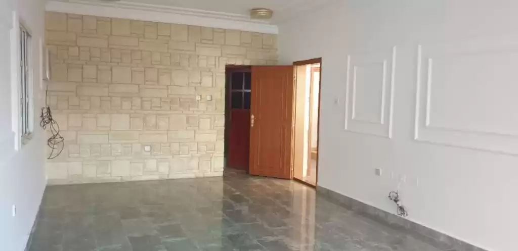 Gemischte Benutzung Klaar eigendom 4 Schlafzimmer U/F Alleinstehende Villa  zu vermieten in Al Sadd , Doha #21686 - 1  image 
