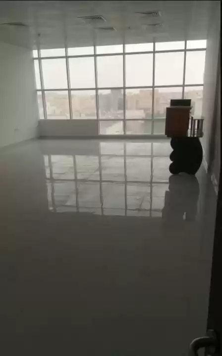 Reklam Hazır Mülk U/F Ofis  kiralık içinde Doha #21754 - 1  image 