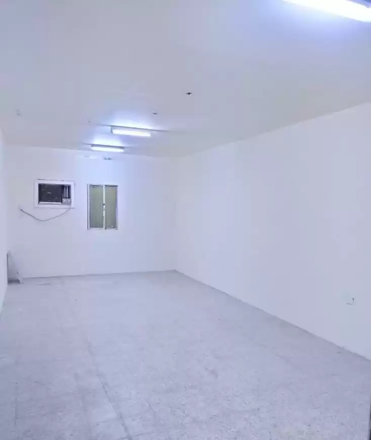 سكني عقار جاهز 7+ غرف  غير مفروش مخيم عمال  للإيجار في السد , الدوحة #21802 - 1  صورة 