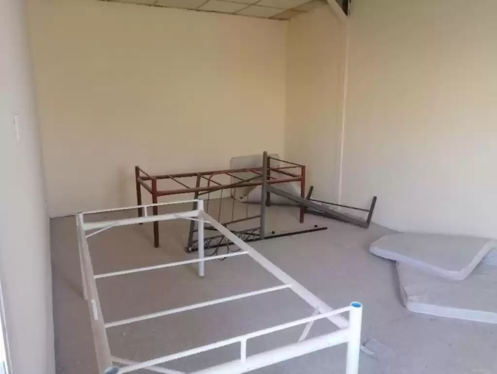 سكني عقار جاهز 7+ غرف  نصف مفروش سكن عمال  للإيجار في السد , الدوحة #21830 - 1  صورة 