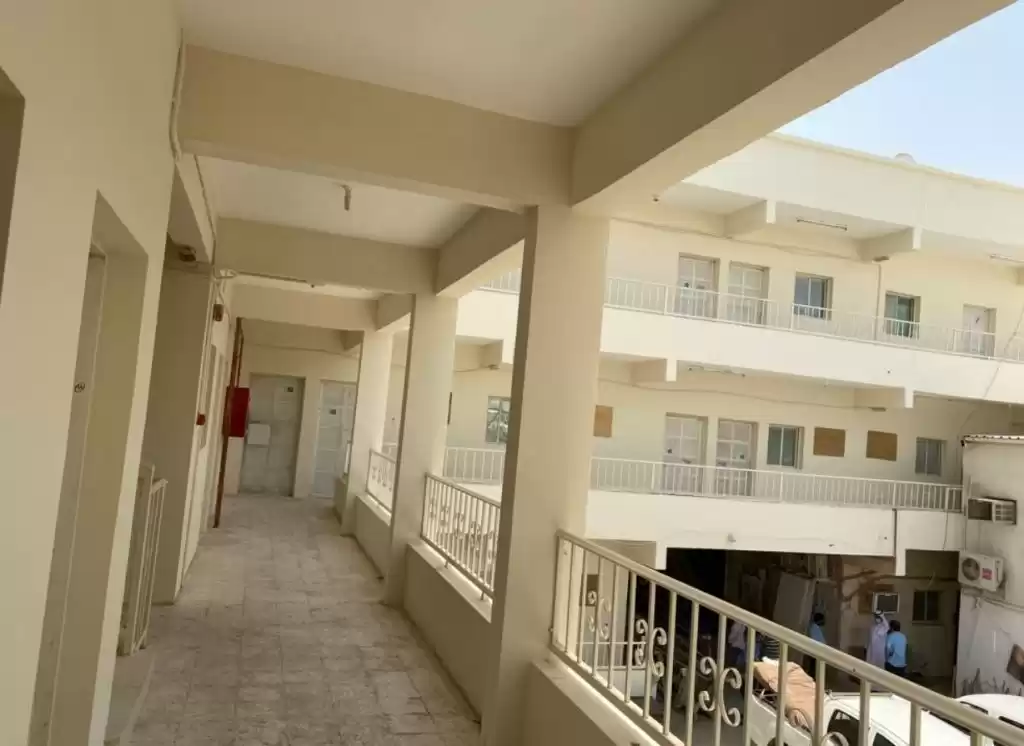 سكني عقار جاهز 7+ غرف  غير مفروش سكن عمال  للإيجار في السد , الدوحة #21833 - 1  صورة 